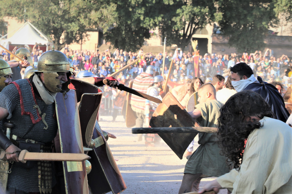 Các nghệ sỹ trong trang phục hóa trang tại trường đua ngựa Circo Massimo trong dịp lễ kỷ niệm sinh nhật Rome. (Ảnh: TTXVN)