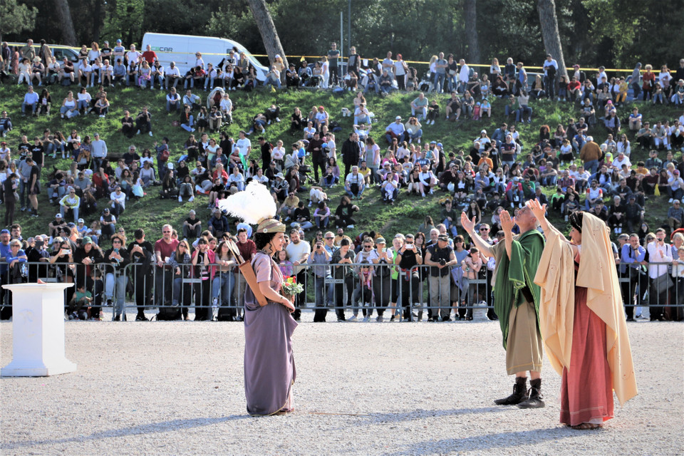 Du khách chiêm ngưỡng các nghệ sỹ tái hiện lại hình ảnh chiến binh La Mã tại trường đua ngựa Circo Massimo. (Ảnh: TTXVN)