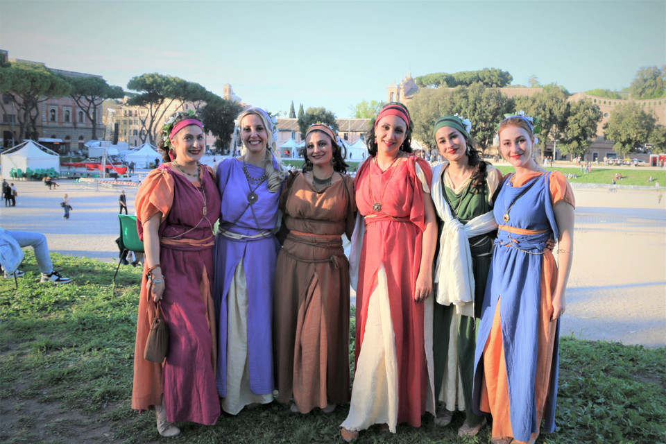 Các nghệ sỹ trong trang phục hóa trang tái hiện lại hình ảnh người La Mã tại trường đua ngựa Circo Massimo. (Ảnh: TTXVN)