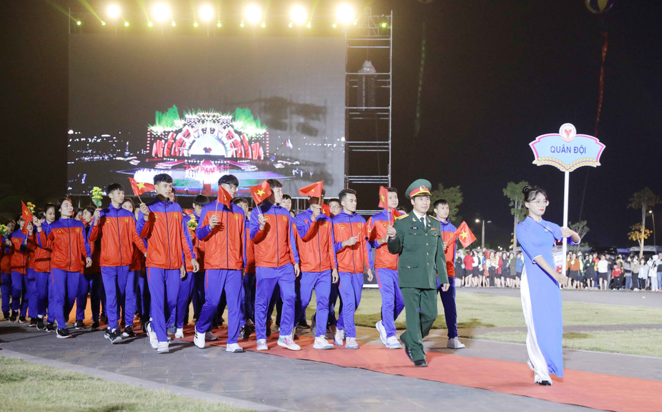 Đoàn vận động viên Quân đội là đoàn diễu hành đầu tiên trong khối vận động viên. (Ảnh: Trung Kiên/TTXVN)