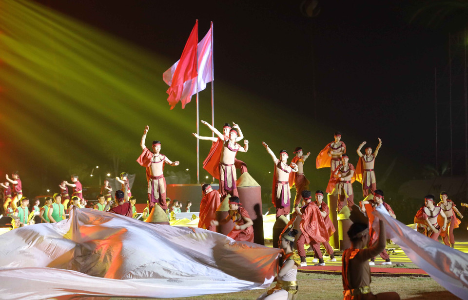 Tiết mục văn nghệ chào mừng tại lễ khai mạc. (Ảnh: Trung Kiên/TTXVN)