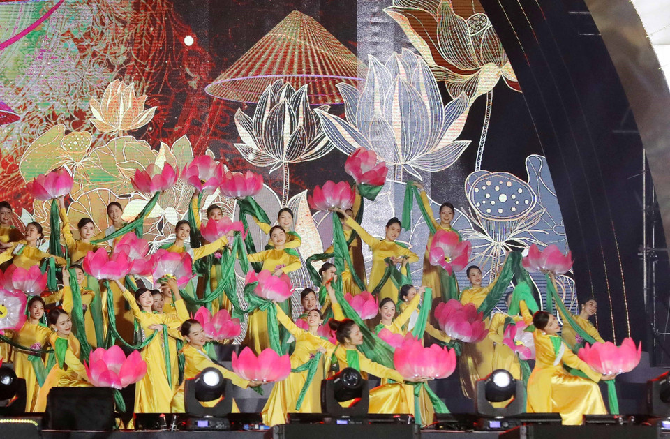 Tiết mục văn nghệ chào mừng tại lễ khai mạc. (Ảnh: Trung Kiên/TTXVN)