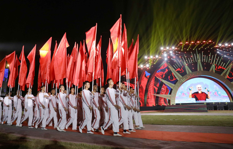 Đại hội diễn ra chủ yếu tại Quảng Ninh và 10 tỉnh, thành phố lân cận gồm: Hà Nội, Hải Phòng, Hải Dương, Bắc Ninh, Bắc Giang, Hòa Bình, Vĩnh Phúc, Ninh Bình, Nam Định và Thanh Hóa. Trong ảnh: Đoàn rước Hồng kỳ tại lễ khai mạc. (Ảnh: Trung Kiên/TTXVN)