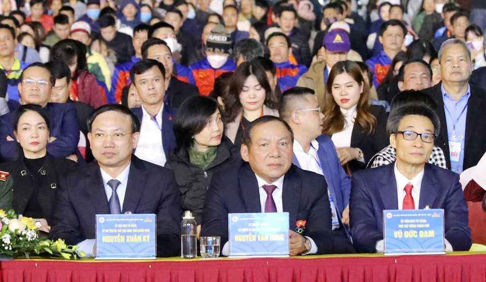 Phó Thủ tướng Vũ Đức Đam cùng các đại biểu dự lễ khai mạc. (Ảnh: Trung Kiên/TTXVN)