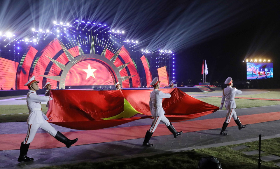 Tối 9/12, Lễ khai mạc Đại hội Thể thao toàn quốc lần thứ IX chính thức khai mạc tại Quảng trường Sun Carnival, thành phố Hạ Long, tỉnh Quảng Ninh. Trong ảnh: Nghi thức rước Quốc kỳ tại lễ khai mạc. (Ảnh: Trung Kiên/TTXVN)