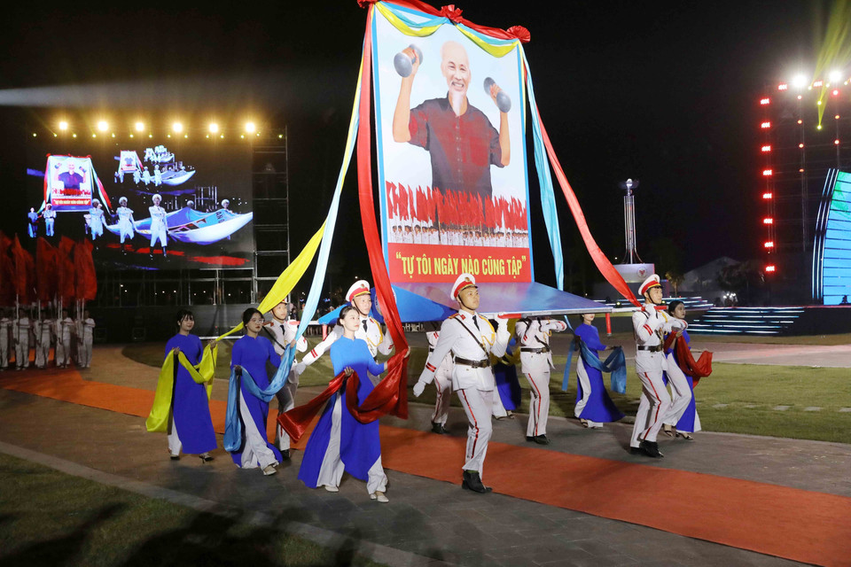 Đây là sự kiện thể thao lớn nhất trong lịch sử các kỳ đại hội thể thao toàn quốc với hơn 17.000 người tham gia, trong đó trên 10.000 vận động viên, thi đấu 43 môn và 941 nội dung. Trong ảnh: Đoàn ảnh Bác Hồ tại lễ khai mạc. (Ảnh: Trung Kiên/TTXVN)