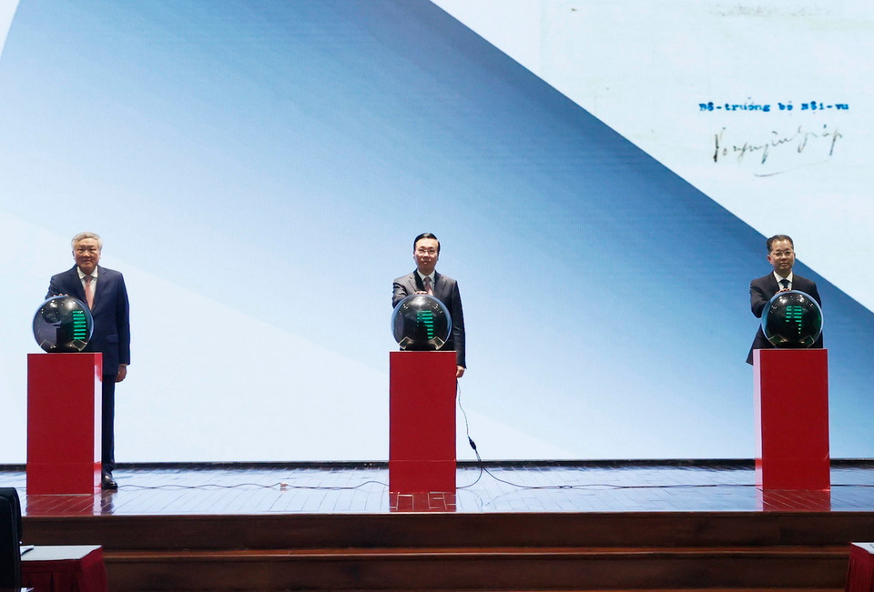 Chủ tịch nước Võ Văn Thưởng và các đại biểu thực hiện nghi thức ra mắt Bộ sách Lịch sử Toà án Nhân dân Việt Nam (1945-2023). (Ảnh: Thống Nhất/TTXVN)