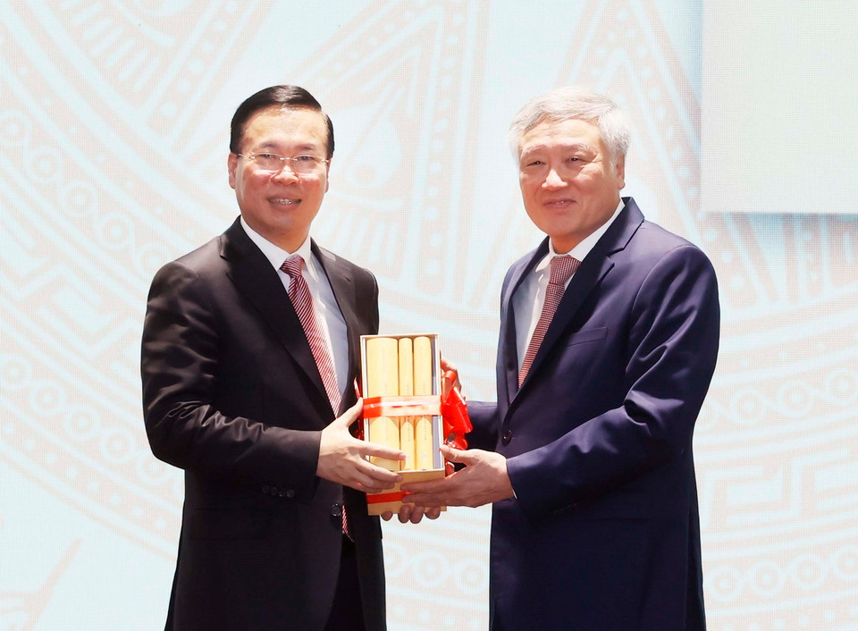 Ông Nguyễn Hòa Bình, Ủy viên Bộ Chính trị, Bí thư Trung ương Đảng, Chánh án Tòa án Nhân dân Tối cao, trao tặng Chủ tịch nước Võ Văn Thưởng Bộ sách Lịch sử Tòa án Nhân dân Việt Nam (1945-2023) gồm 3 tập. (Ảnh: Thống Nhất/TTXVN)