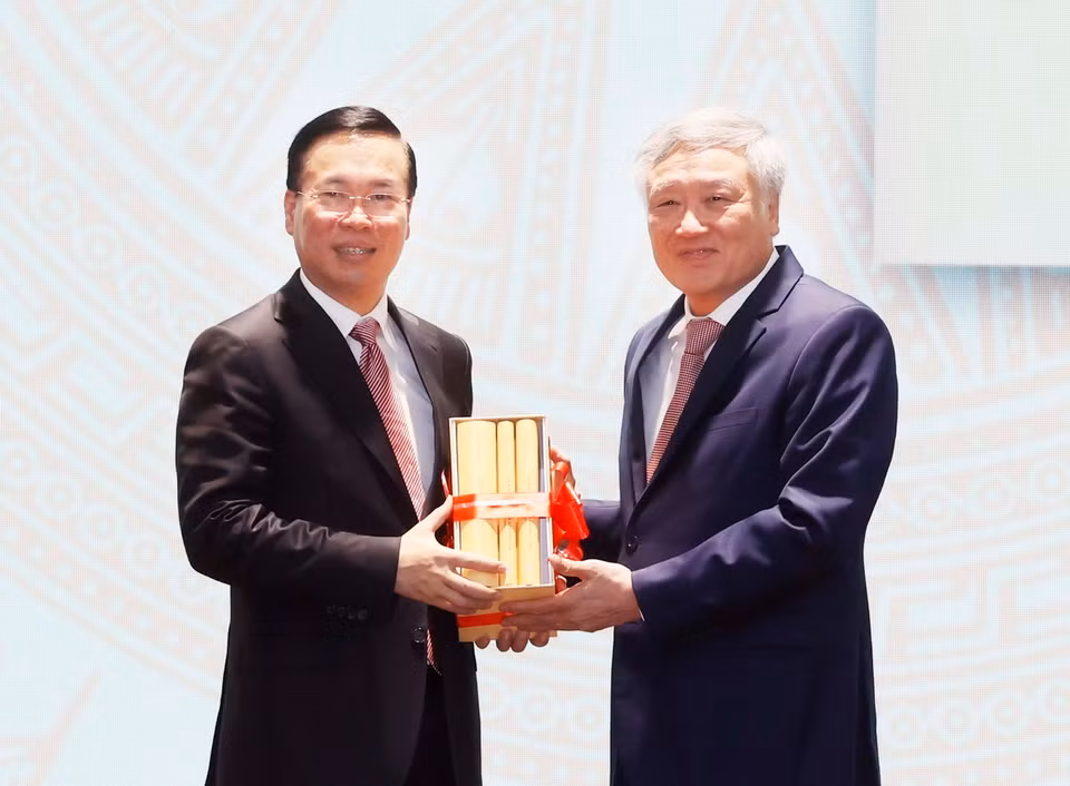 Ông Nguyễn Hòa Bình, Ủy viên Bộ Chính trị, Bí thư Trung ương Đảng, Chánh án Tòa án Nhân dân Tối cao, trao tặng Chủ tịch nước Võ Văn Thưởng Bộ sách Lịch sử Tòa án Nhân dân Việt Nam (1945-2023) gồm 3 tập. (Ảnh: Thống Nhất/TTXVN)