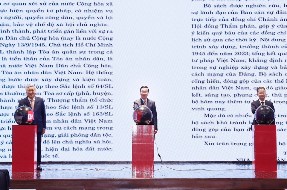 Chủ tịch nước Võ Văn Thưởng và các đại biểu thực hiện nghi thức ra mắt Bộ sách Lịch sử Toà án Nhân dân Việt Nam (1945-2023). (Ảnh: Thống Nhất/TTXVN)