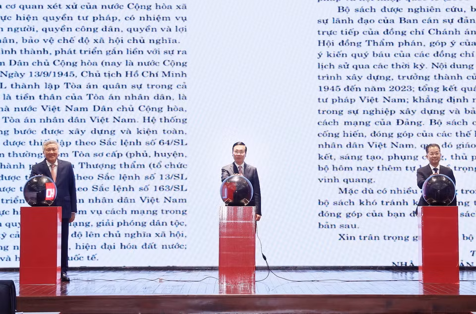 Chủ tịch nước Võ Văn Thưởng và các đại biểu thực hiện nghi thức ra mắt Bộ sách Lịch sử Toà án Nhân dân Việt Nam (1945-2023). (Ảnh: Thống Nhất/TTXVN)