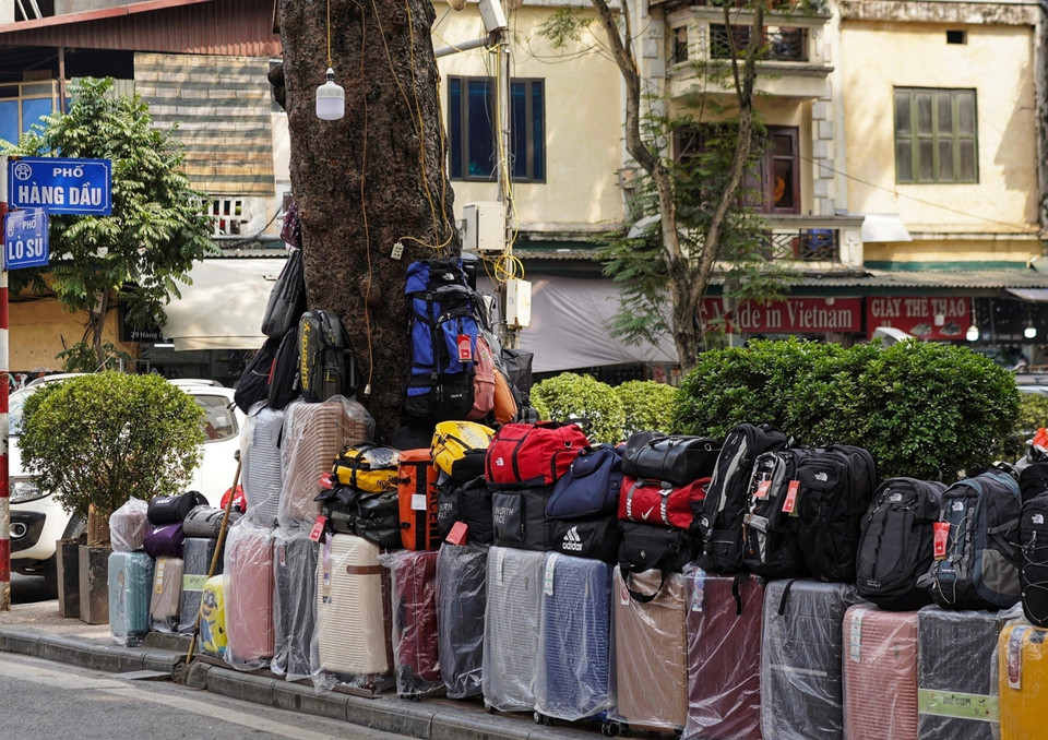 Hàng hóa xếp đầy, tràn trên vỉa hè phố Hàng Thùng (quận Hoàn Kiếm). (Ảnh: Quỳnh Anh/TTXVN phát)