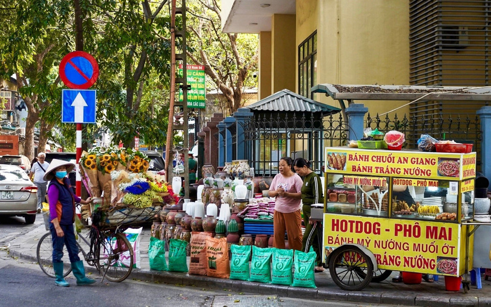 Sau 2 tuần ra quân tổng kiểm tra, xử lý vi phạm về trật tự đô thị, trật tự công cộng, tình trạng lấn chiếm vỉa hè vẫn dễ dàng có thể bắt gặp ở nhiều nơi trong khu vực phố cổ (ảnh chụp ngày 7/3). (Ảnh: Quỳnh Anh/TTXVN phát)