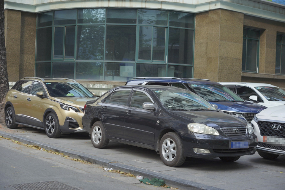 Đoạn vỉa hè phố Lý Thường Kiệt rẽ vào Ngô Quyền cũng thành chỗ đỗ ôtô (chụp chiều 13/3). (Ảnh: Quỳnh Anh/TTXVN phát)