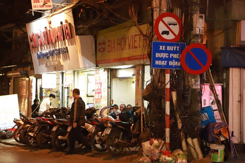 Lòng đường, vỉa hè là nơi "thích hợp" để xe cho khách của quán bia hơi trên phố Tam Trinh, quận Hai Bà Trưng (chụp tối 13/3). (Ảnh: Thanh Thảo/TTXVN phát)