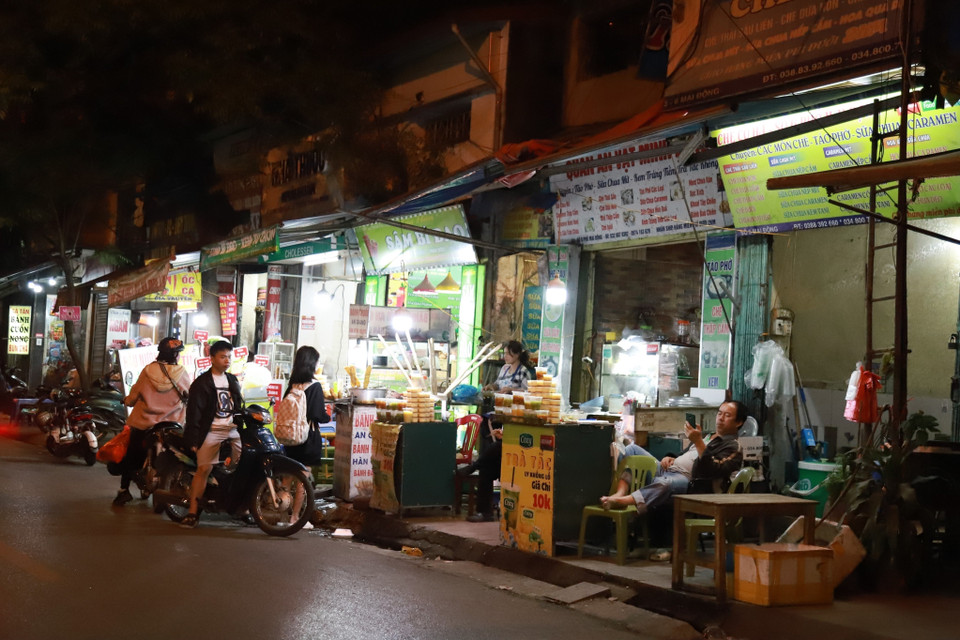 Vỉa hè phố Mai Động, quận Hai Bà Trưng được tận dụng triệt để cho mục đích kinh doanh (ảnh chụp 19 giờ 30 ngày 13/3). (Ảnh: Thanh Thảo/TTXVN phát)