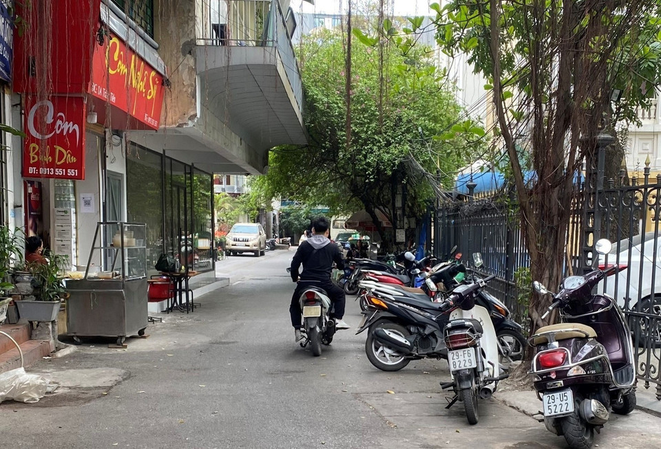 Tại ngõ 1A Tràng Tiền, quận Hoàn Kiếm, cả vỉa hè và lòng đường đều bị lấn chiếm. (Ảnh: Quỳnh Anh/TTXVN phát)