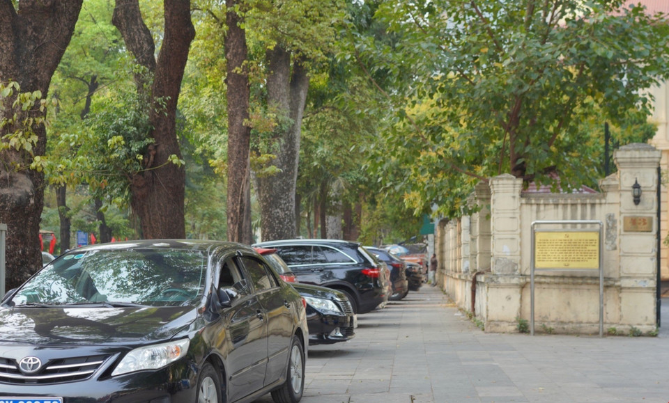 Dọc phố Lý Thái Tổ (quận Hoàn Kiếm), ôtô đỗ đầy trên vỉa hè (ảnh chụp chiều 13/3). (Ảnh: Quỳnh Anh/TTXVN phát)