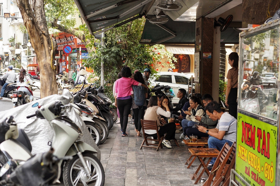 Trên phố Hàng Thùng (quận Hoàn Kiếm), bàn ghế bày kín vỉa hè và trở thành “bãi đỗ xe” của quán cafe. (Ảnh: Thanh Thảo/TTXVN phát)