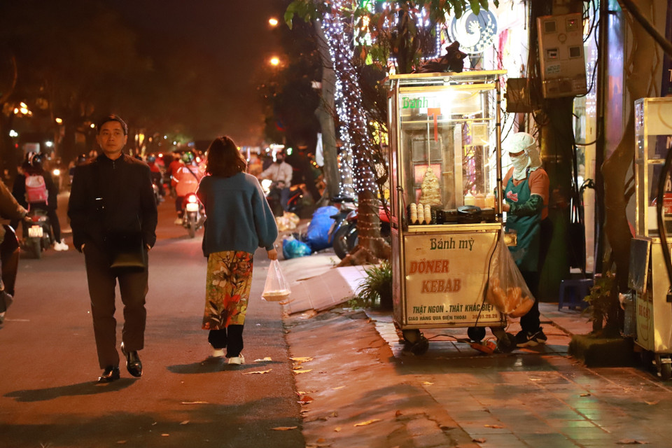 Tại đường Tam Trinh, quận Hai Bà Trưng không khó để bắt gặp cảnh người dân phải đi bộ dưới lòng đường. (Ảnh: Thanh Thảo/TTXVN phát)