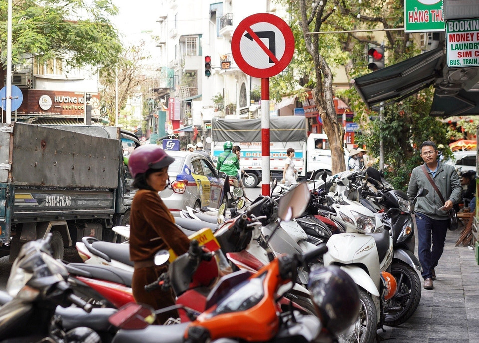 Trên phố Hàng Thùng (quận Hoàn Kiếm), bàn ghế bày kín vỉa hè và “bãi đỗ xe” của quán càphê ngay trong đợt cao điểm chiến dịch lấy lại vỉa hè cho người đi bộ. (Ảnh: Quỳnh Anh/TTXVN phát)