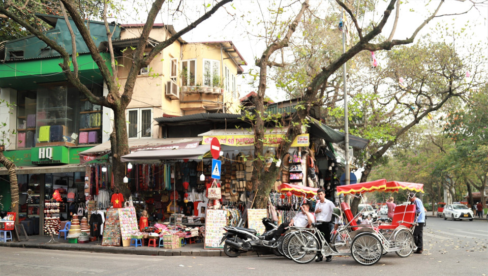 Hàng quán, xích lô đậu chiếm hết vỉa hè, lòng đường khu vực gần hồ Hoàn Kiếm. (Ảnh: Thanh Thảo/TTXVN phát)