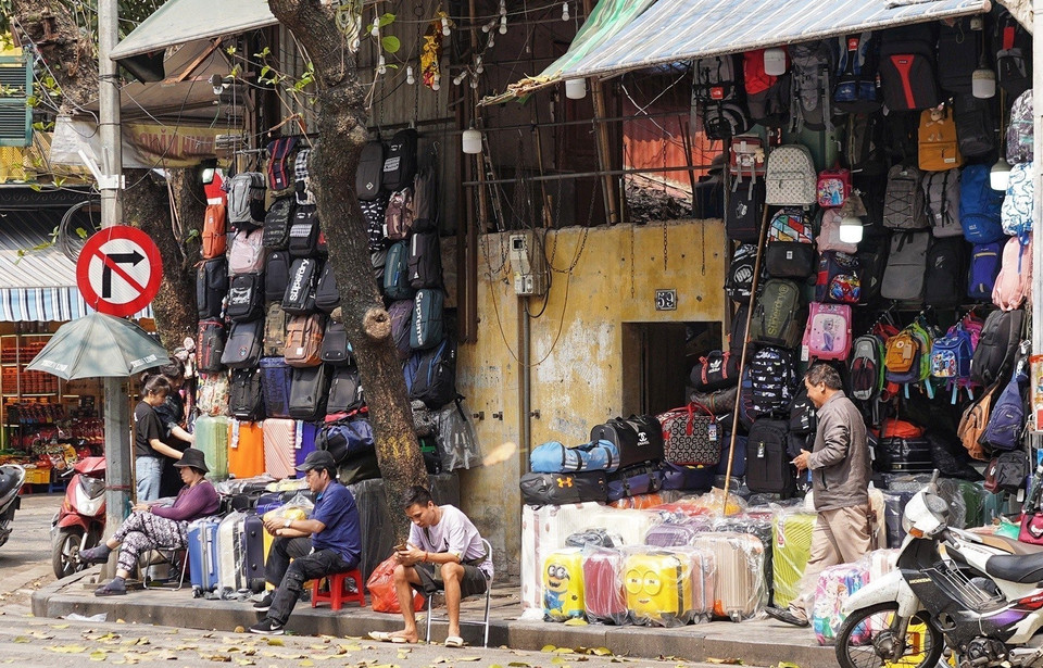 Vỉa hè tại phố Đinh Tiên Hoàng (gần đền Bà Kiệu, quận Hoàn Kiếm) bị chiếm dụng để kinh doanh, buôn bán. (Ảnh: Quỳnh Anh/TTXVN phát)