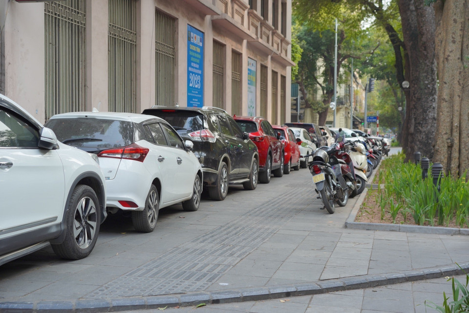 Đoạn vỉa hè phố Lý Thường Kiệt rẽ vào phố Ngô Quyền (quận Hoàn Kiếm) cũng thành chỗ đỗ ôtô (chụp chiều 13/3). (Ảnh: Quỳnh Anh/TTXVN phát)