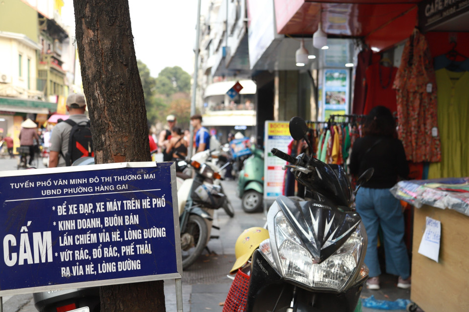 Trên vỉa hè phố Hàng Gai (quận Hoàn Kiếm), ngay cạnh biển cấm nhưng vẫn có nhiều xe máy để chắn hết lối đi. (Ảnh: Thanh Thảo/TTXVN phát)