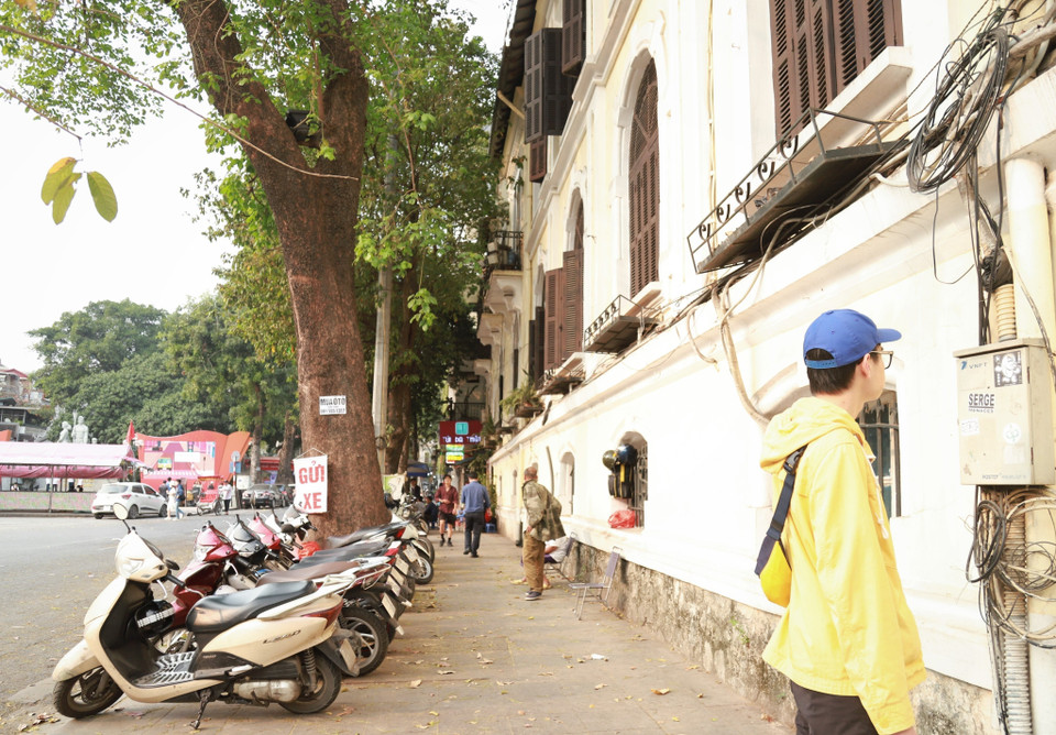 Nhiều điểm gửi xe tự phát ngay cạnh Sở Văn hóa và Thể thao Hà Nội trên phố Hàng Dầu, quận Hoàn Kiếm. (Ảnh: Thanh Thảo/TTXVN phát)