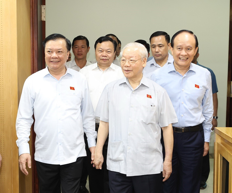 Tổng Bí thư Nguyễn Phú Trọng đến dự hội nghị tiếp xúc cử tri tại trụ sở quận Đống Đa. (Ảnh: Trí Dũng/TTXVN)