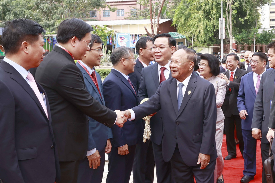 Chủ tịch Quốc hội Vương Đình Huệ giới thiệu với Chủ tịch Quốc hội Campuchia Samdech Heng Samrin các đại biểu đoàn Quốc hội Việt Nam. (Ảnh: Doãn Tấn/TTXVN)