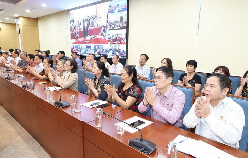 Cử tri tham dự Hội nghị Đại biểu Quốc hội tiếp xúc cử tri tại quận Đống Đa. (Ảnh: Trí Dũng/TTXVN)