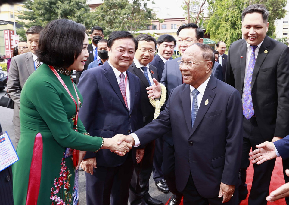 Chủ tịch Quốc hội Vương Đình Huệ giới thiệu với Chủ tịch Quốc hội Campuchia Samdech Heng Samrin các đại biểu đoàn Quốc hội Việt Nam. (Ảnh: Doãn Tấn/TTXVN)