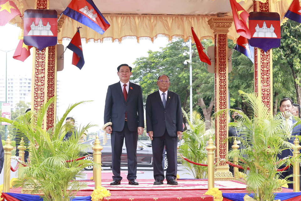 Chủ tịch Quốc hội Campuchia Samdech Heng Samrin và Chủ tịch Quốc hội Vương Đình Huệ thực hiện nghi thức chào cờ. (Ảnh: Doãn Tấn/TTXVN)