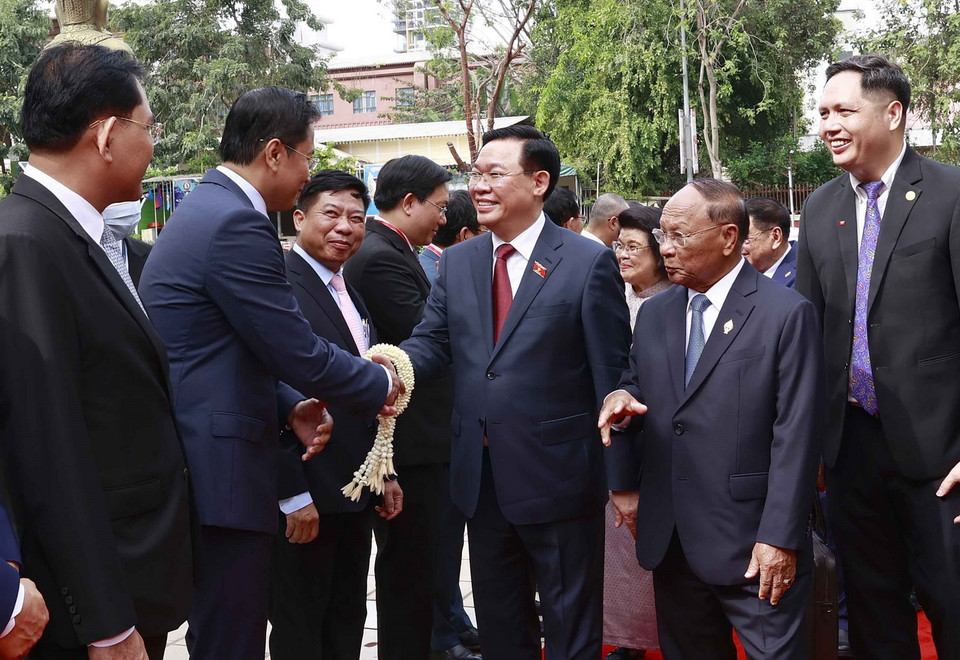 Chủ tịch Quốc hội Campuchia giới thiệu với Chủ tịch Quốc hội Vương Đình Huệ các đại biểu đoàn Quốc hội Campuchia. (Ảnh: Doãn Tấn/TTXVN)