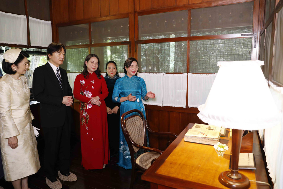 Phó Chủ tịch nước Võ Thị Ánh Xuân, Hoàng Thái tử Nhật Bản Akishino và Công nương Kiko thăm Nhà sàn Bác Hồ trong Khu di tích Chủ tịch Hồ Chí Minh tại Phủ Chủ tịch. (Ảnh: An Đăng/TTXVN)