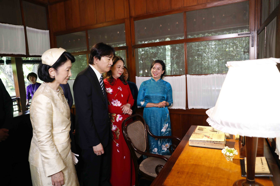 Phó Chủ tịch nước Võ Thị Ánh Xuân, Hoàng Thái tử Nhật Bản Akishino và Công nương Kiko nghe giới thiệu về các kỷ vật tại Nhà sàn Bác Hồ trong Khu di tích Chủ tịch Hồ Chí Minh tại Phủ Chủ tịch. (Ảnh: An Đăng/TTXVN)