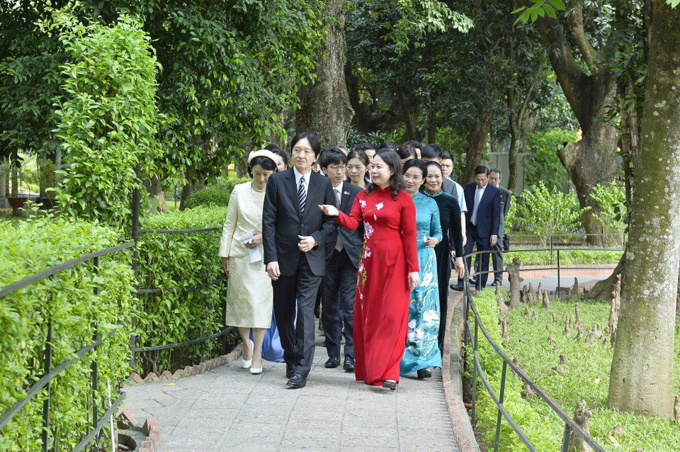Phó Chủ tịch nước Võ Thị Ánh Xuân, Hoàng Thái tử Nhật Bản Akishino và Công nương Kiko tham quan Khu di tích Chủ tịch Hồ Chí Minh tại Phủ Chủ tịch. (Ảnh: Minh Đức/TTXVN)