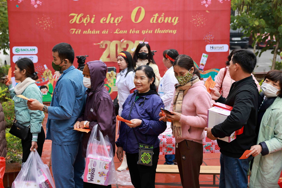 Mỗi bệnh nhân được nhận 5 phần quà bất kỳ theo phương thức mua sắm 0 đồng tại các gian hàng. (Ảnh: Nhật Anh/TTXVN)