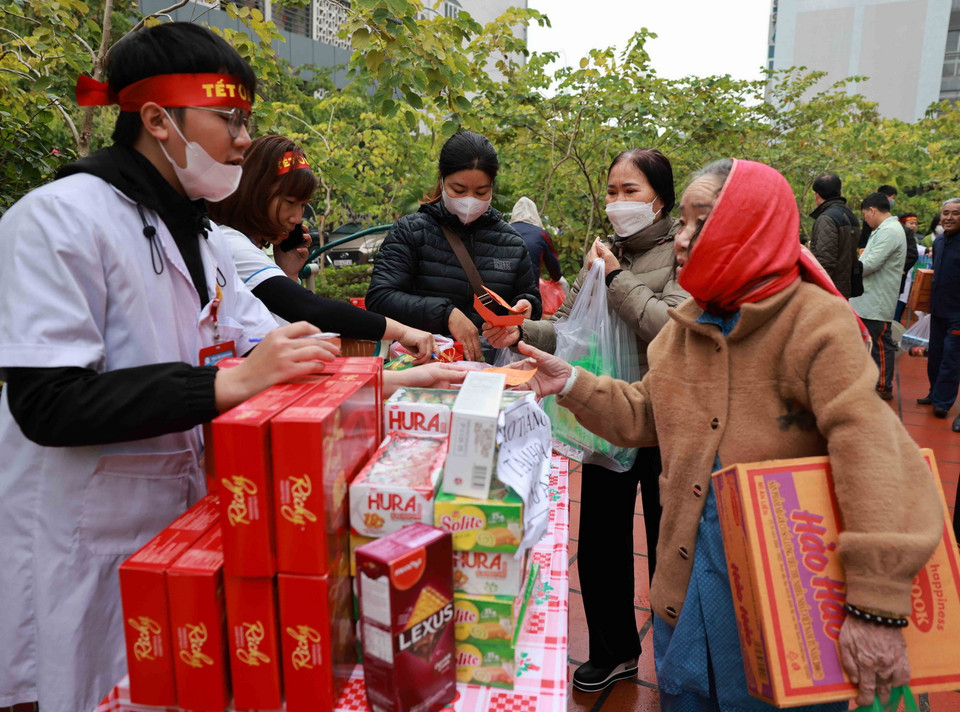 Các sản phẩm, thực phẩm thiết thực ý nghĩa được các y, bác sỹ mang đến hội chợ 0 đồng. (Ảnh: Nhật Anh/TTXVN)