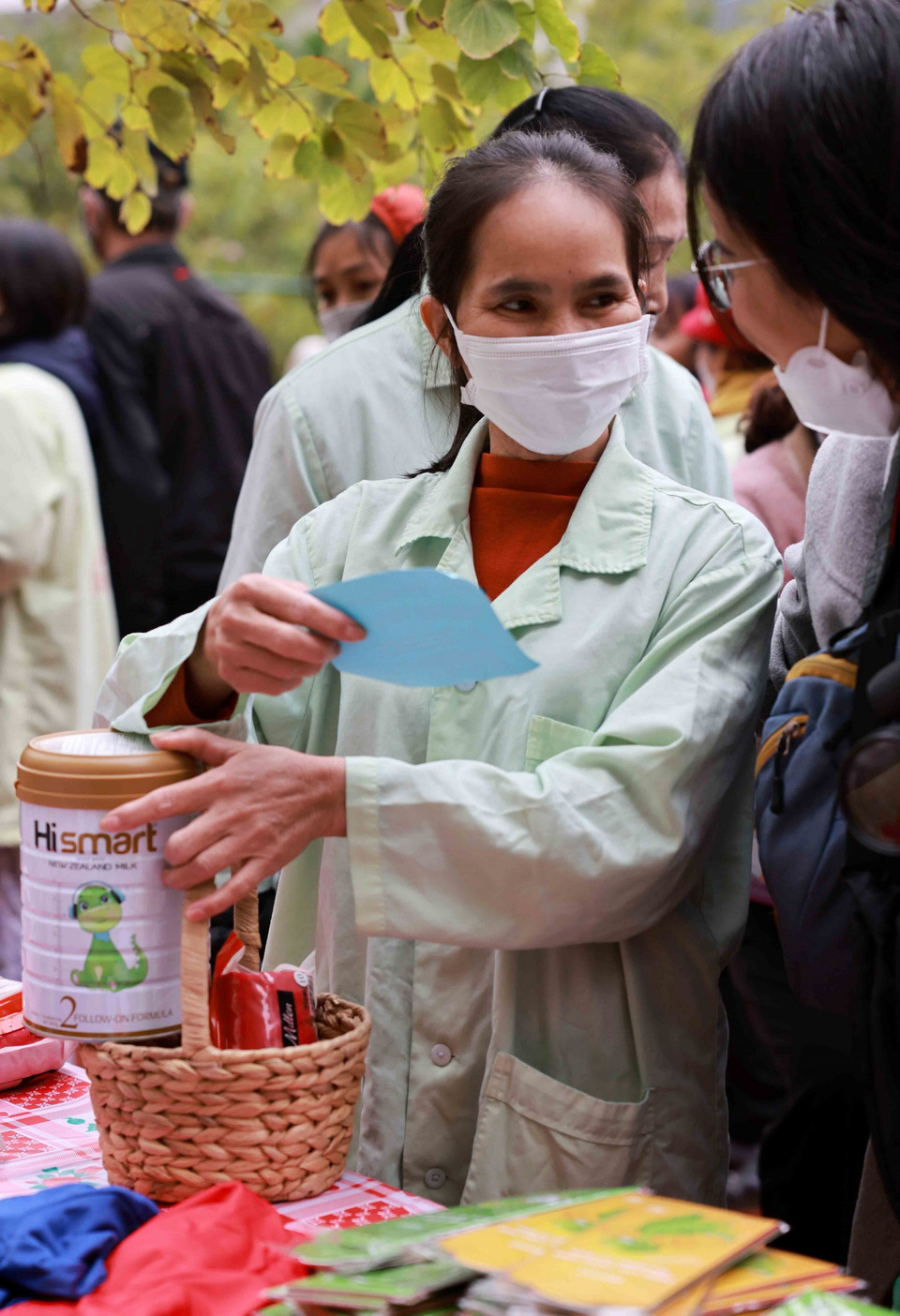 Những món quà thiết thực, ý nghĩa của các nhóm thiện nguyện được trao tận tay bệnh nhân. (Ảnh: Nhật Anh/TTXVN)