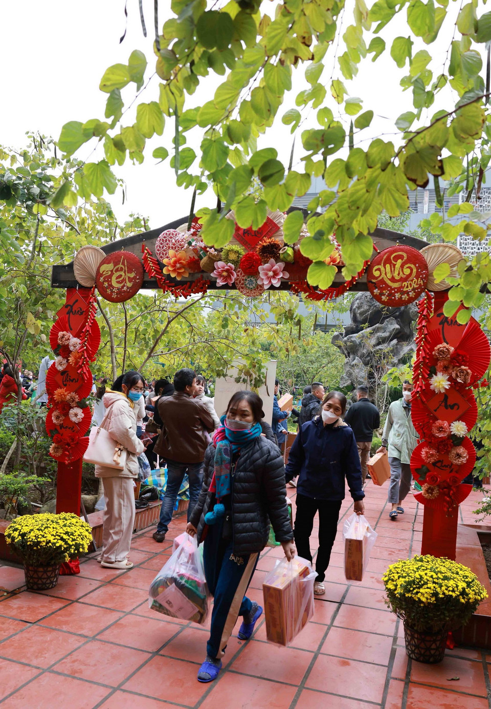 Hội chợ tổ chức với mục đích đồng hành và lan tỏa, kết nối yêu thương để giúp đỡ nhiều hơn nữa các bệnh nhân nghèo, gặp hoàn cảnh khó khăn. (Ảnh: Nhật Anh/TTXVN)