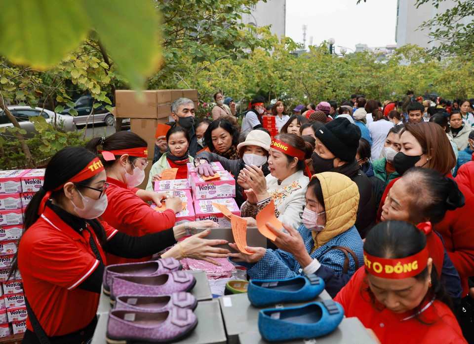 Các phần quà được chia đều để giúp đỡ bệnh nhân nghèo, gặp hoàn cảnh khó khăn. (Ảnh: Nhật Anh/TTXVN)