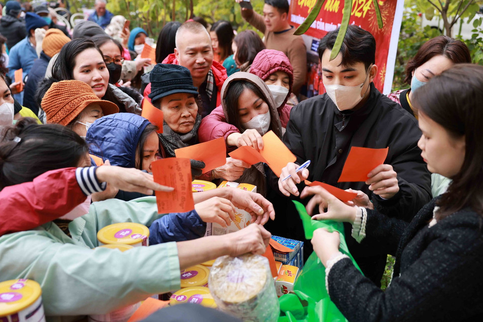 Hội chợ 0 đồng với chủ đề Tết nhân ái được lan tỏa đến các bệnh nhân đang điều trị nội trú tại Bệnh viện Thanh Nhàn. (Ảnh: Nhật Anh/TTXVN)