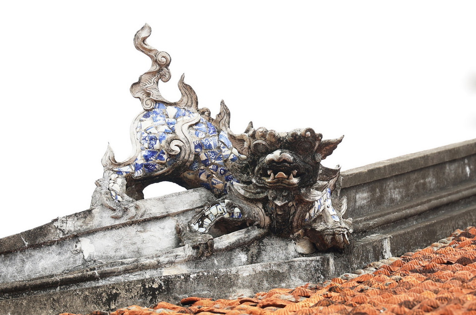 Tượng con nghê, nét văn hóa đặc trưng trong kiến trúc Việt, đặt trên mái đình Phú Xuyên. (Ảnh: Hồng Đạt/TTXVN)