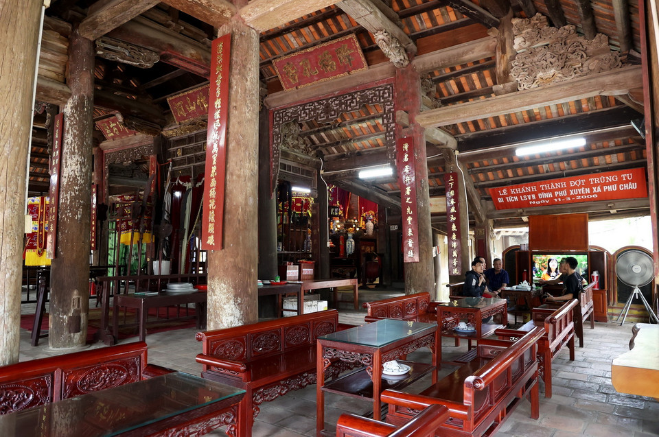 Không gian thoáng đãng bên trong đình Phú Xuyên. (Ảnh: Hồng Đạt/TTXVN)