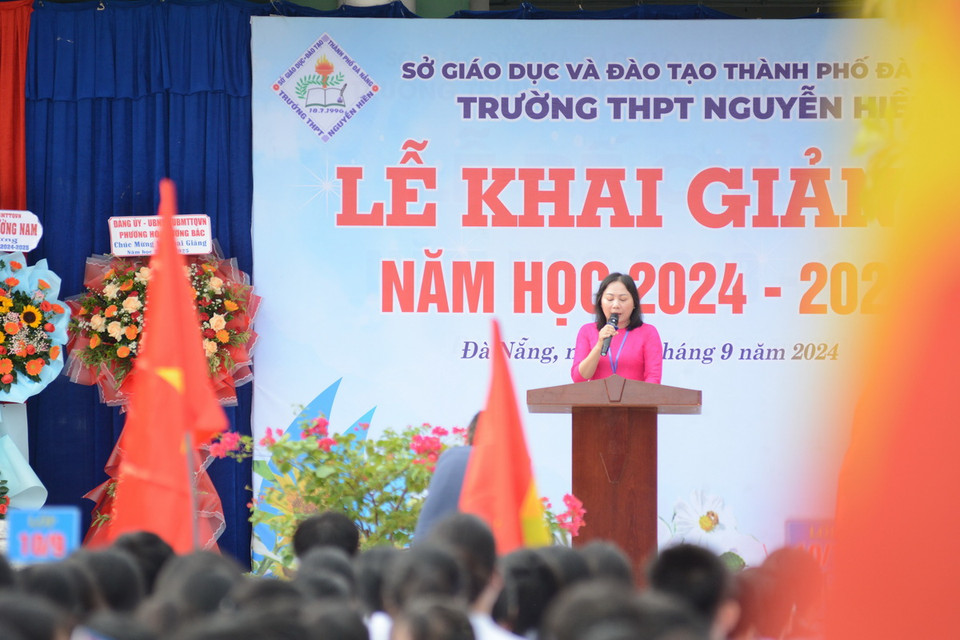 Hiệu trưởng trường THPT Nguyễn Hiền (thành phố Đà Nẵng) phát biểu trong ngày khai giảng năm học mới 2024-2025. (Ảnh: Văn Dũng/TTXVN)