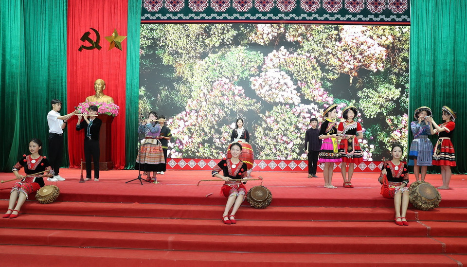 Biểu diễn văn nghệ chào mừng tại lễ khai giảng năm học mới 2024-2025 trường PTTH Dân tộc Nội trú tỉnh Lào Cai. (Ảnh: Quốc Khánh/TTXVN)