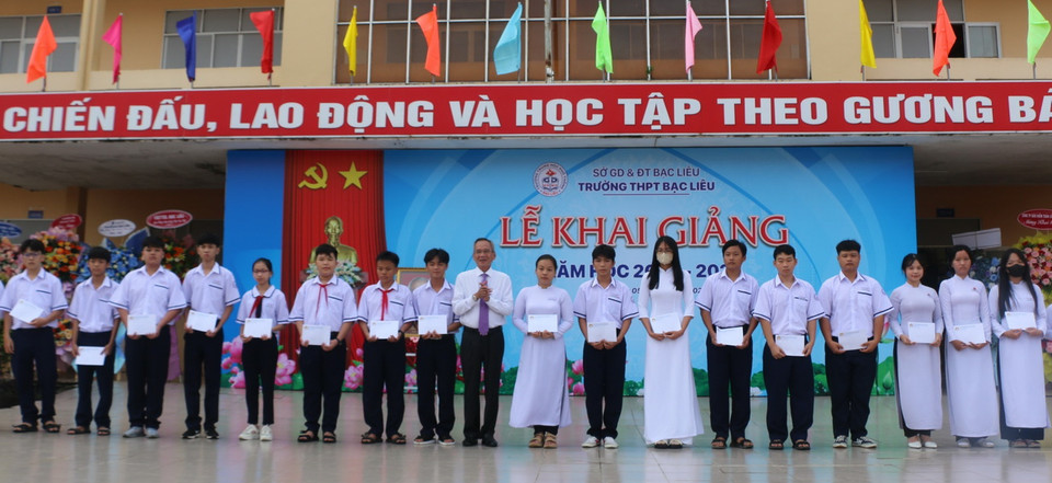 Bí thư Tỉnh ủy Bạc Liêu Lữ Văn Hùng trao học bổng cho học sinh nghèo hiếu học tại trường THPT Bạc Liêu. (Ảnh: Tuấn Kiệt/TTXVN)
